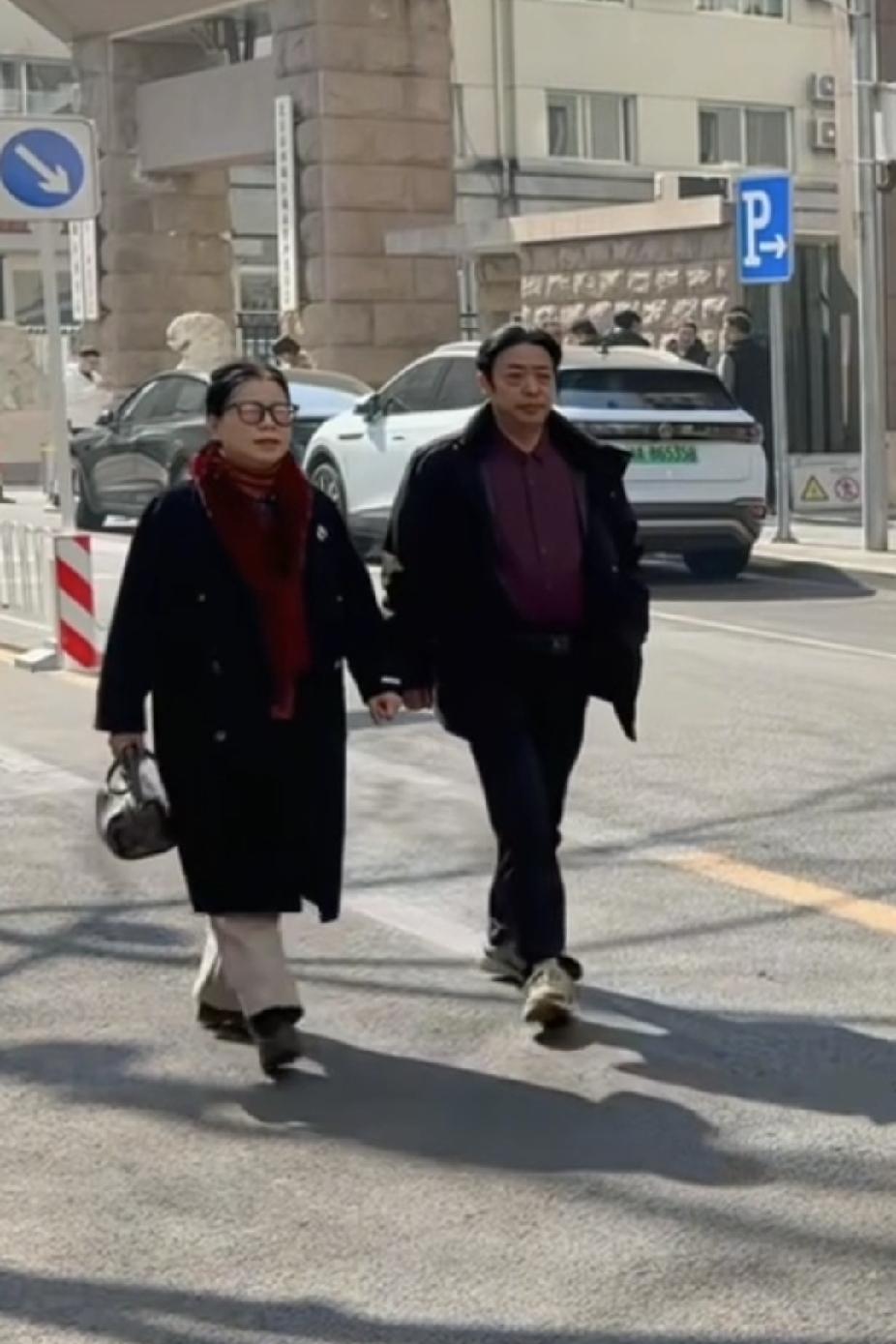 柴桑大姐直播回应：六月份八里湖胜利塔下包饺子。

大姐直播时说的是，等这个事尘埃