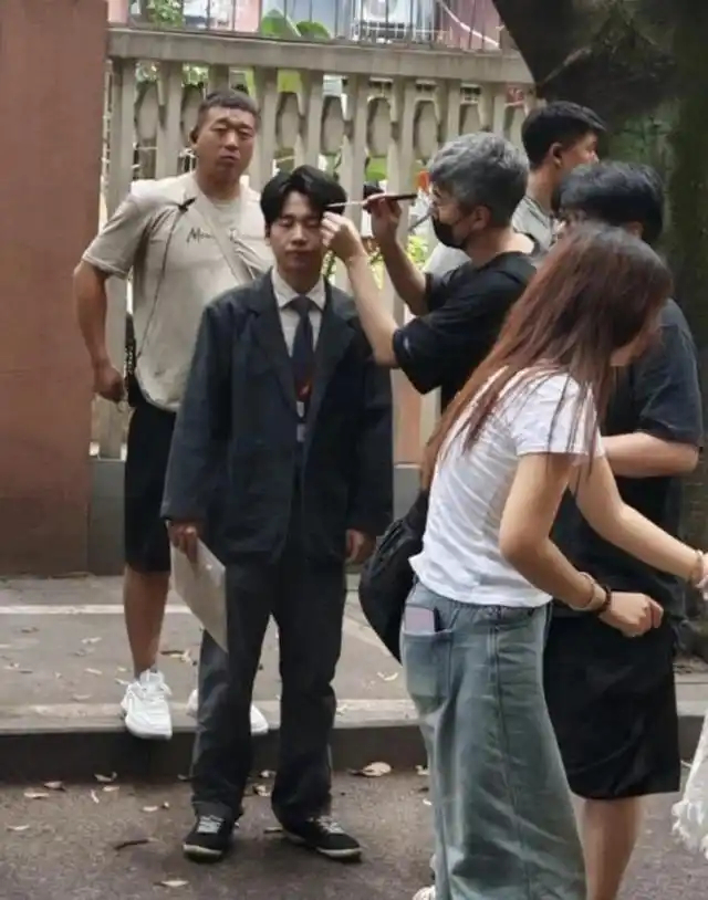 成都街头偶遇郭麒麟，怎么瘦成这样了裤子松垮掉档，应该是贴合人物设计吧 