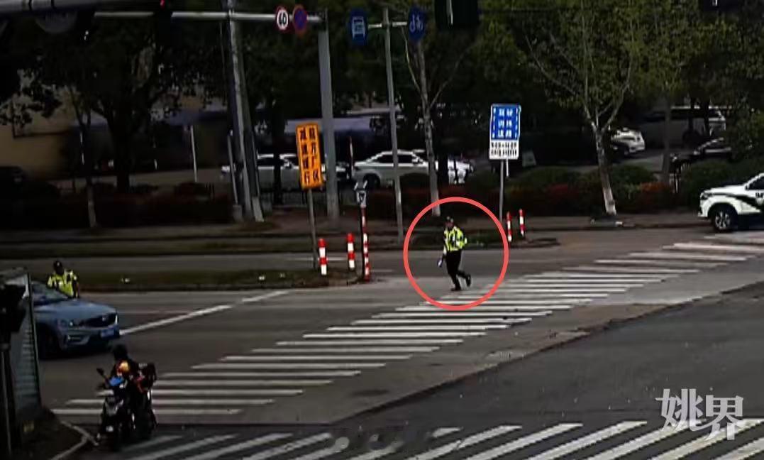 宁波铁骑客串代驾两分钟紧急送市民就医 余 姚 泗 门 铁 骑 马 凯 程 执 勤