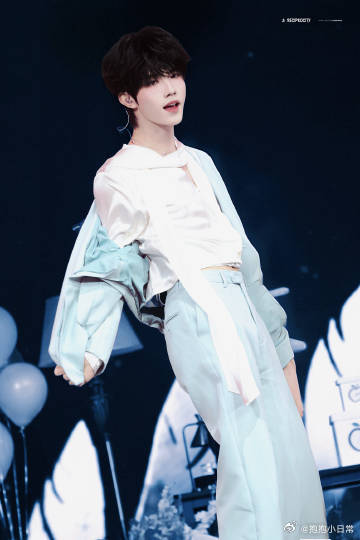 苏新皓散落的华服舞台 看到苏新皓在《散落的华服》舞台上的精彩表现，我激动得不行！