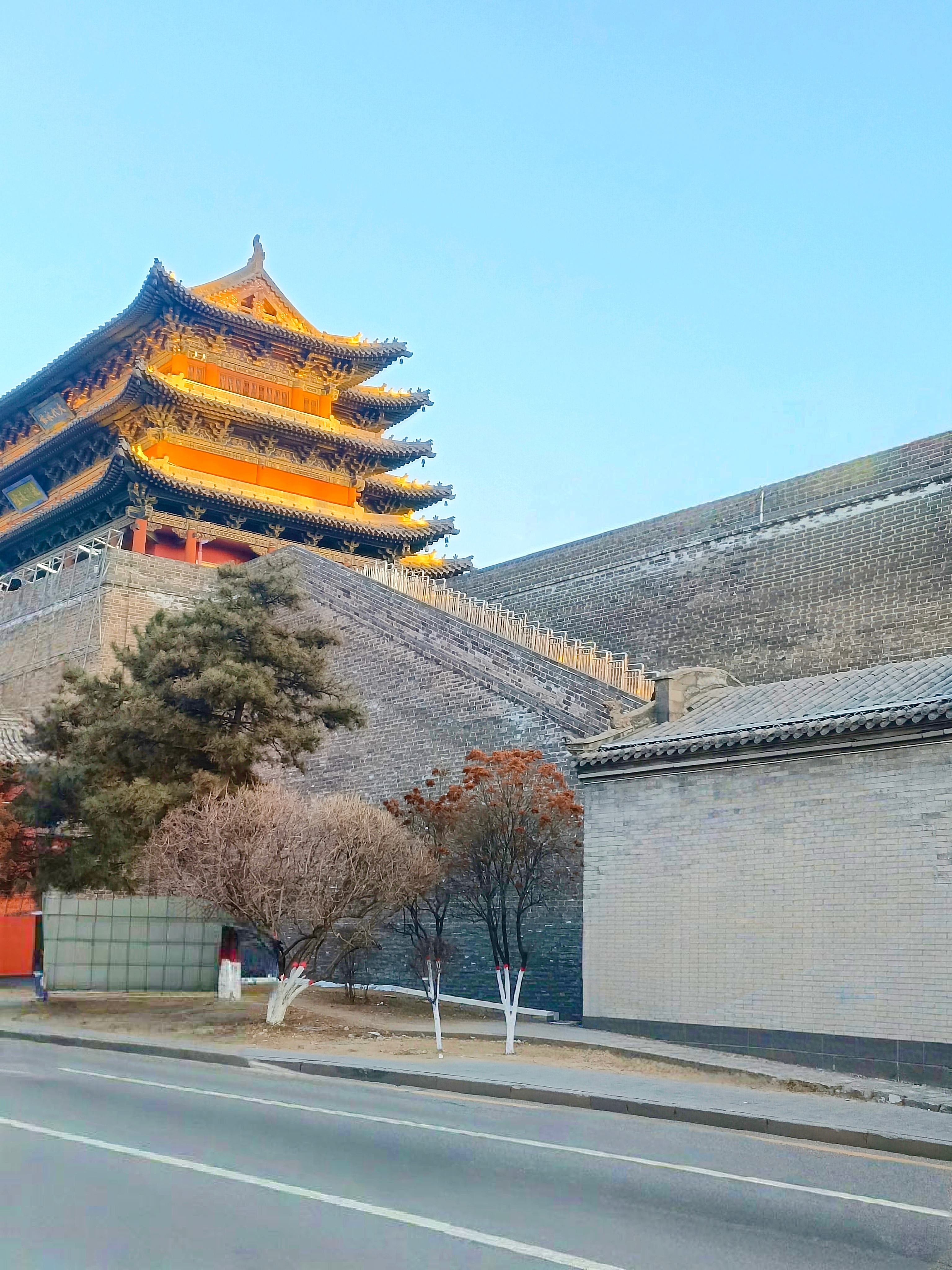 《大同日记》在山西北部的内外长城之间，一座雄城屹立千年。它就是大同——国务院首批