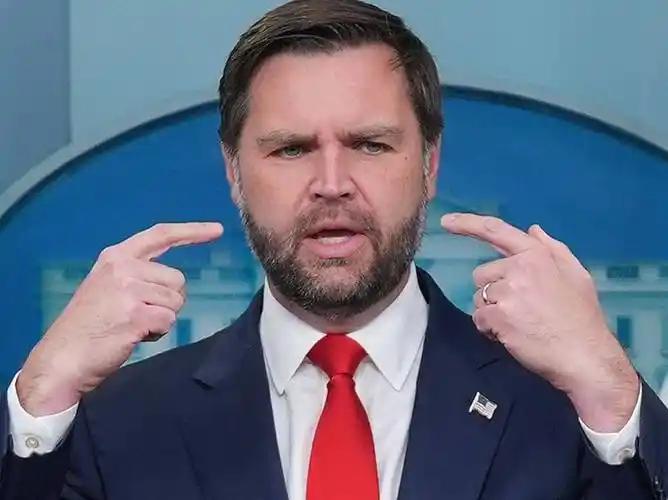 万斯再次出局了。
此前曾曝出万斯反对对伊开战，结果被冷落，派去匈牙利站台。
现在