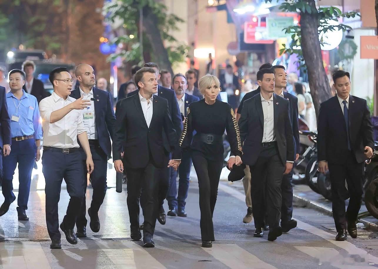 马克龙昨晚在河内逛街马克龙访越 ​​​