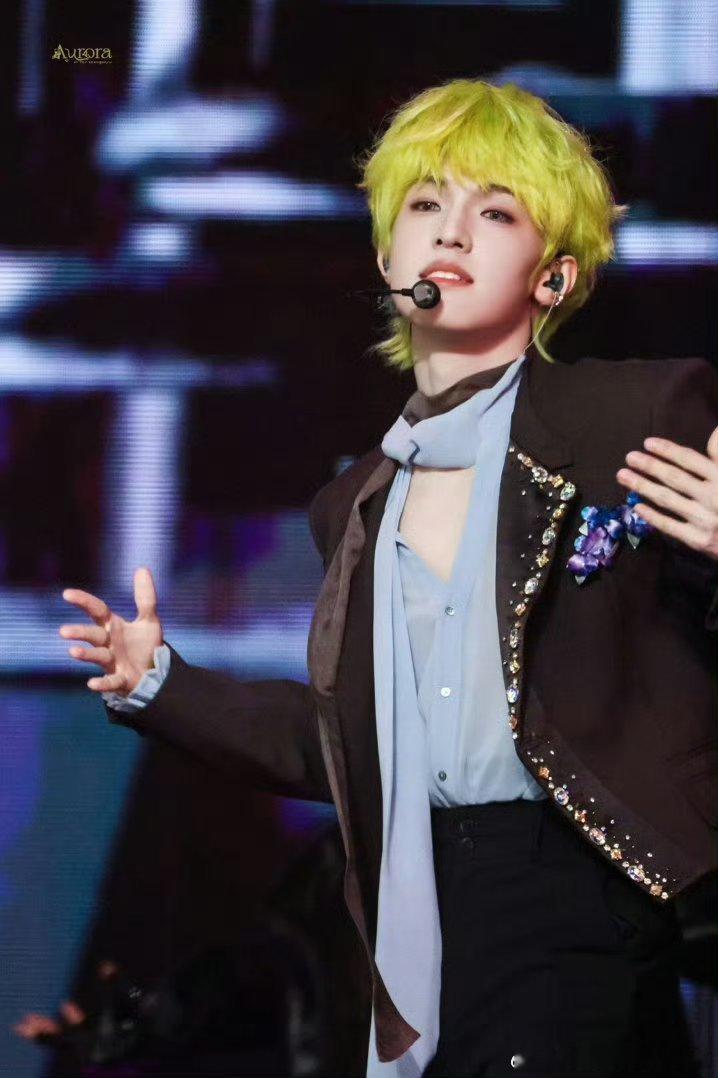 张泽禹荧光绿发色张泽禹绿发对比多种发色，还是最爱张泽禹的荧光绿，亮眼独特，辨识度