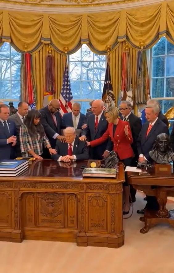 大家都忍住不要笑，面对目前顽强的伊朗战局不顺，川普似乎有点拿不定主意，所以搞个仪