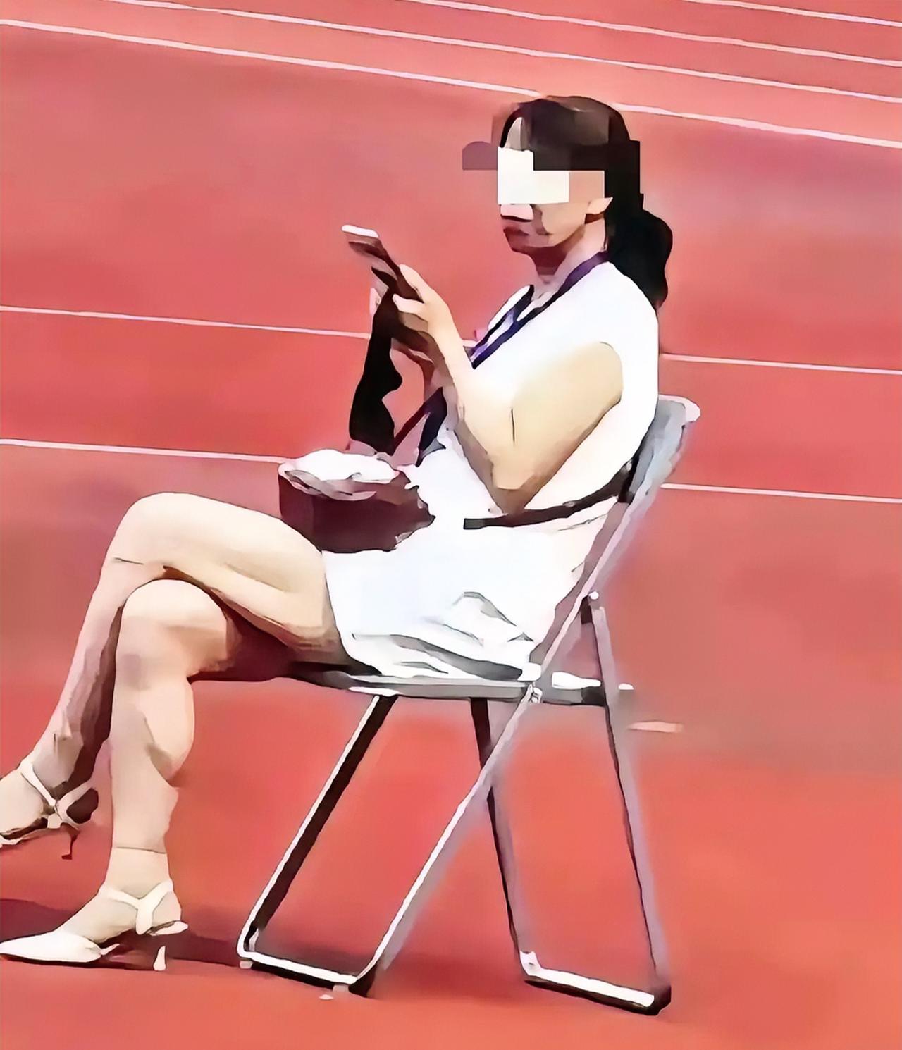 不用为她狡辩！甘肃平凉奏国歌事件的当事女子，不是残疾人，不聋不瞎也不哑，而是实实