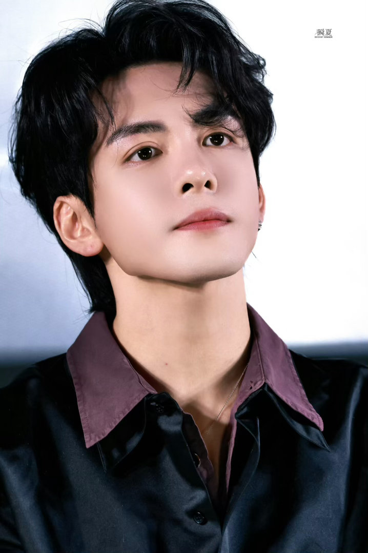 曾舜晞又送礼物了谁允许曾舜晞这样笑温柔送礼物，还笑得这么戳人，小曾你是故意的吧！