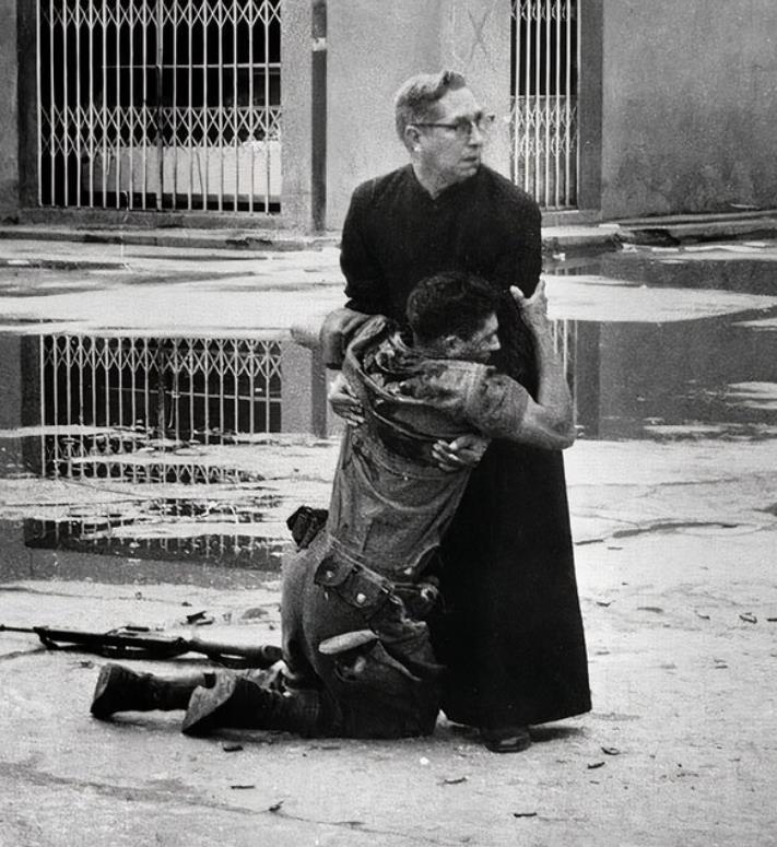 【垂死的士兵与神父】
1962年，委内瑞拉发生了一起政治暴力事件，被称为卡韦略屠
