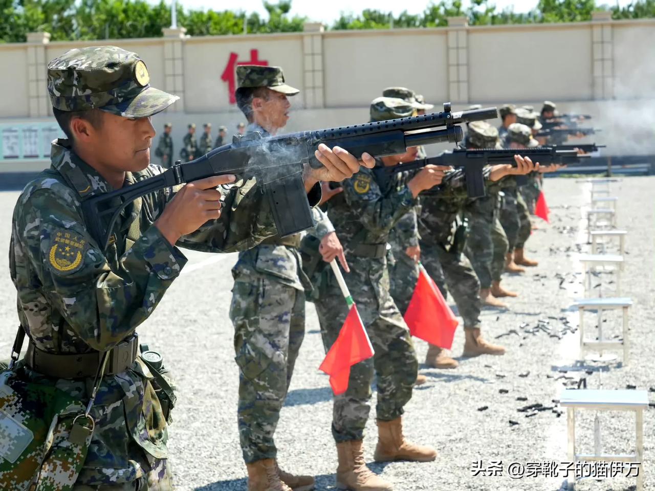 现在部队上还在用97式霰弹枪啊（参见图1）？当年由于治安需要，国内急需霰弹枪。黑