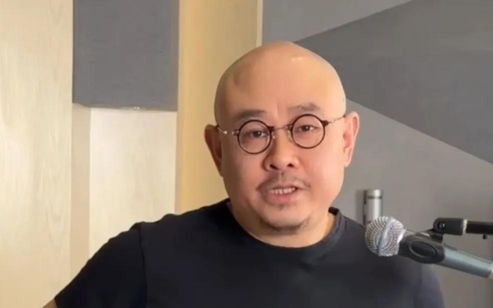 刀郎是歌坛的鲁迅，
嬉笑怒骂皆是歌曲。
古典文学、山歌俚曲，随便拿起来就是武器，