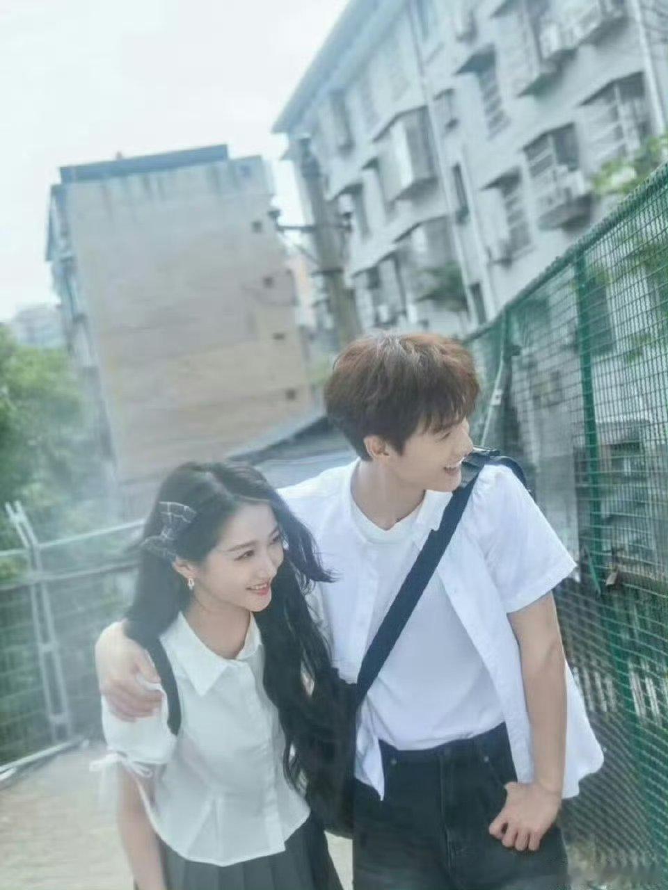 李昀锐新剧谈上初恋就这样李昀锐这初恋感真的绝了哇，《耀眼》里笑意藏都藏不住，简简