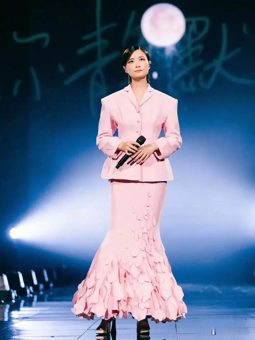 李宇春的这种穿搭实在是美不起来！
李宇春的中性气质是很少女性可以比的，但是这种中