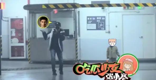 #吴奇隆模仿恐龙逗儿子# 近日，有八卦媒体拍到吴奇隆带着儿子步步外出，父子逛完商