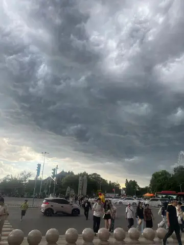 高考首日逢高考必下雨这个魔咒看来是破不了了，刚才还晴空万里，这会儿已经黑云压境，