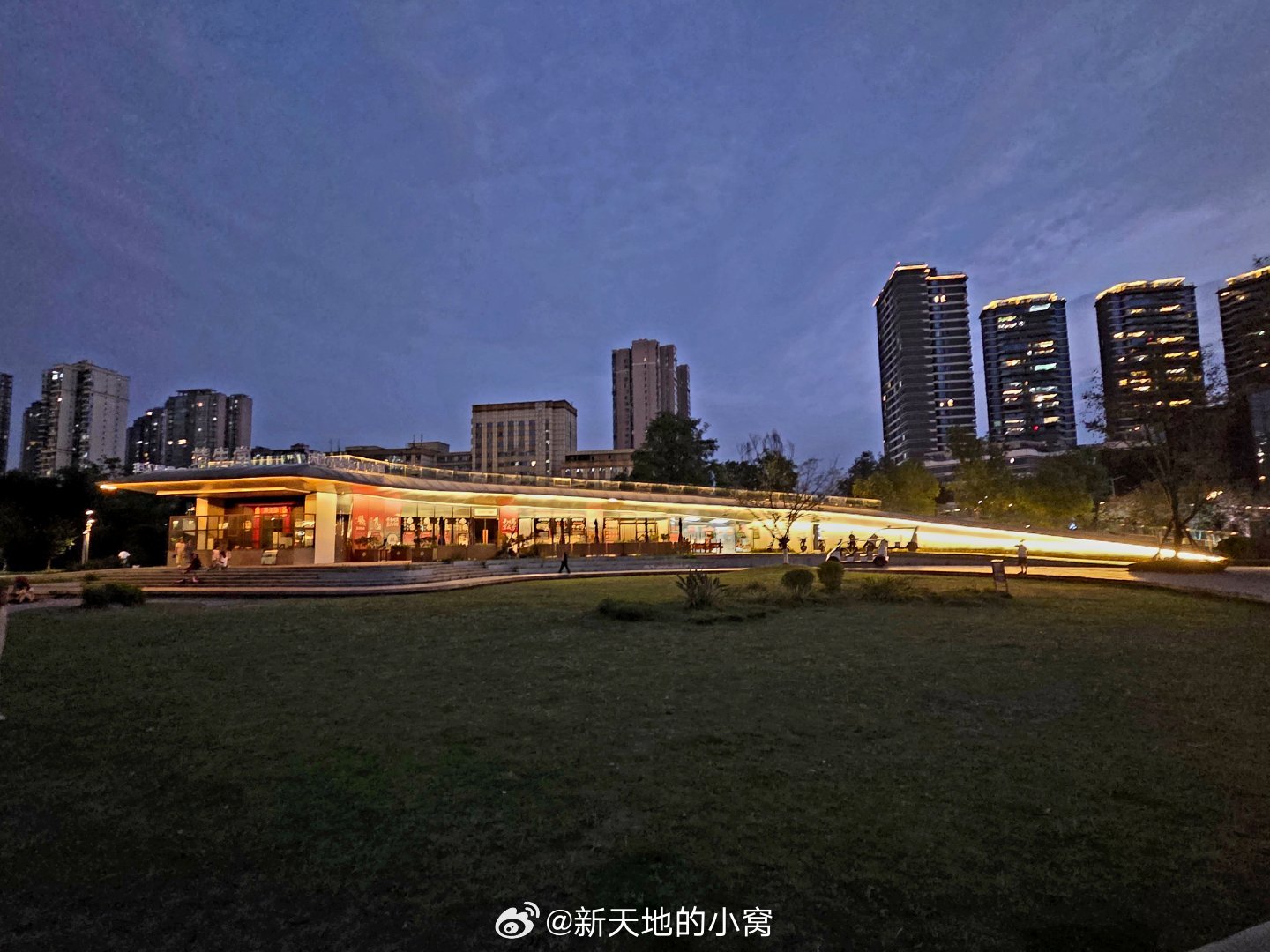 这样的成都你确定不来爱上成都的1000个理由随手拍成都我被成都的夜晚迷住了手机摄