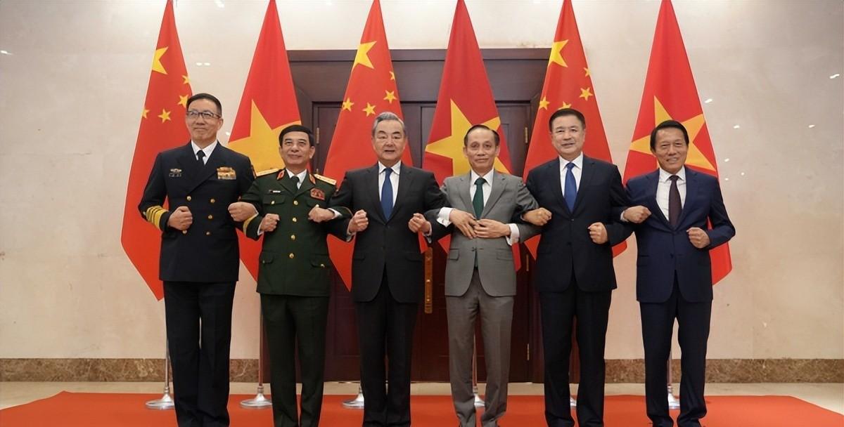 作为关注了十几年南亚局势的老观察者，看到越南海军舰艇直接开进咱们防城港这一幕，我