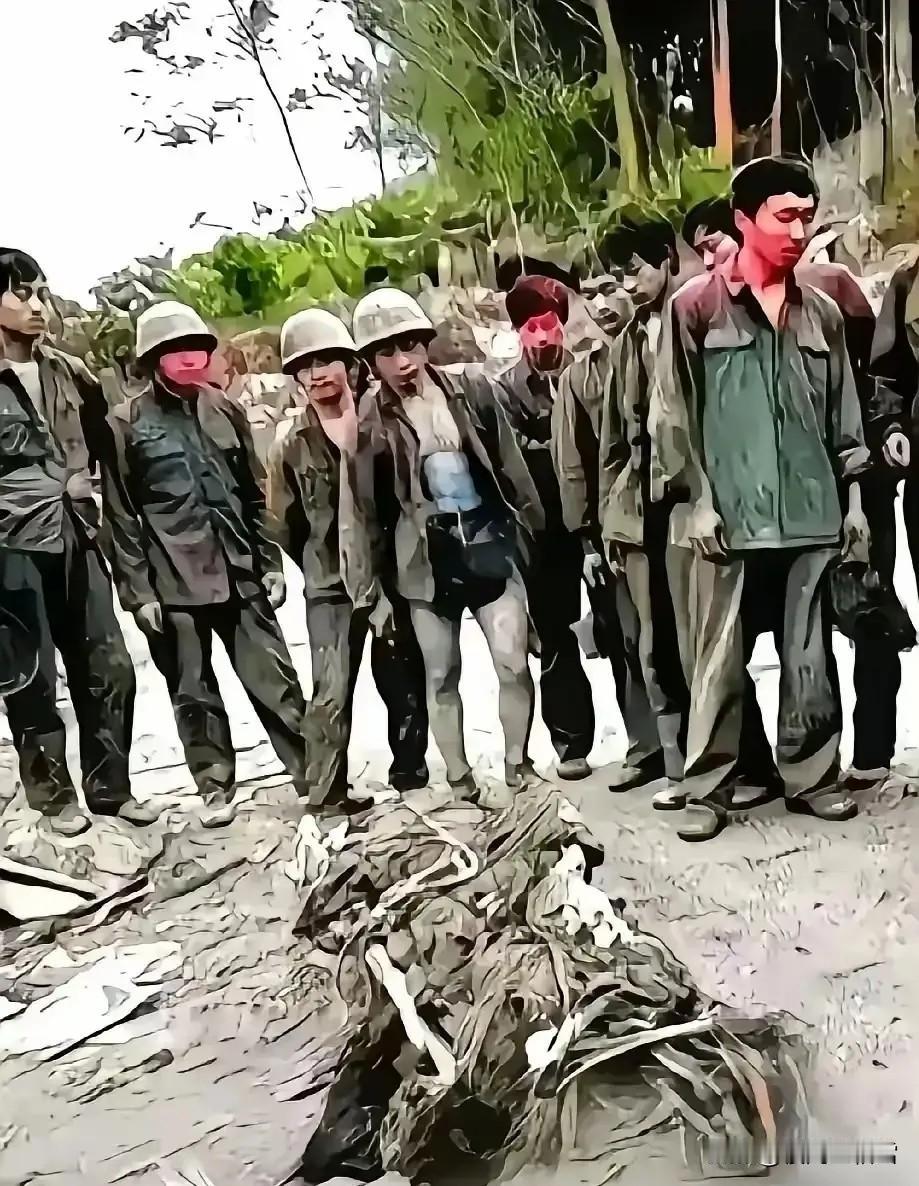 这是一张在老山战役中，某部刚从阵地抢运下来的一位烈士遗体的照片。
 
照片中的这