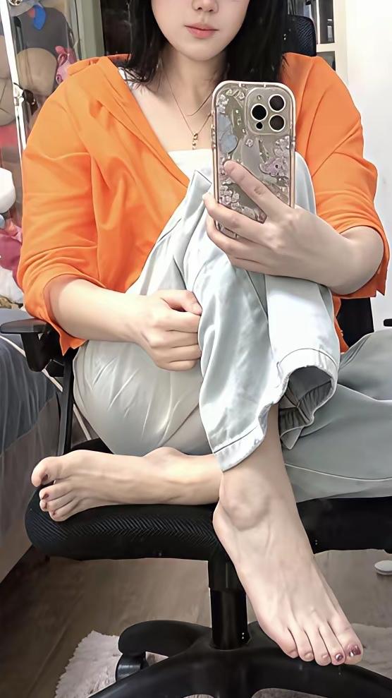 皮肤好是一个女人真正的优势。一白遮百丑，绝对是有道理的。