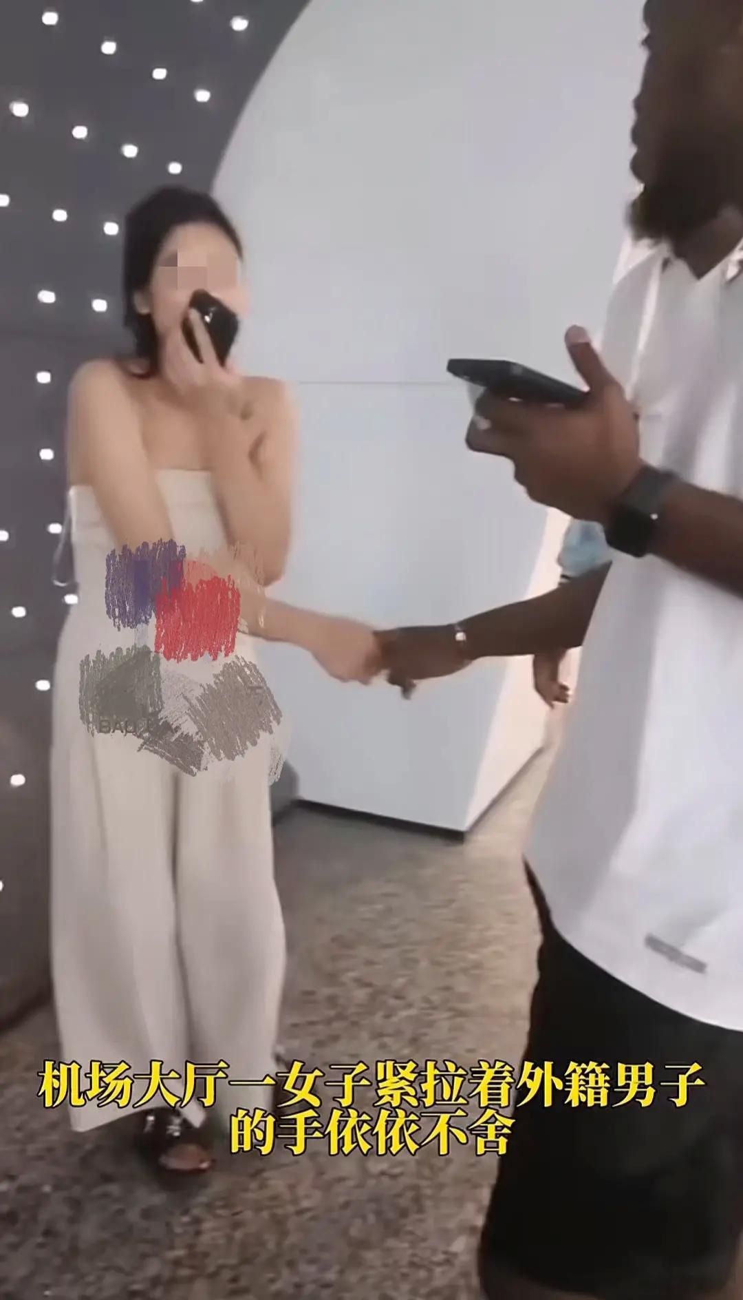 广州白云机场，一中国女子牵着黑人小哥的手依依不舍：哥，我要（抽泣），我要你早点回