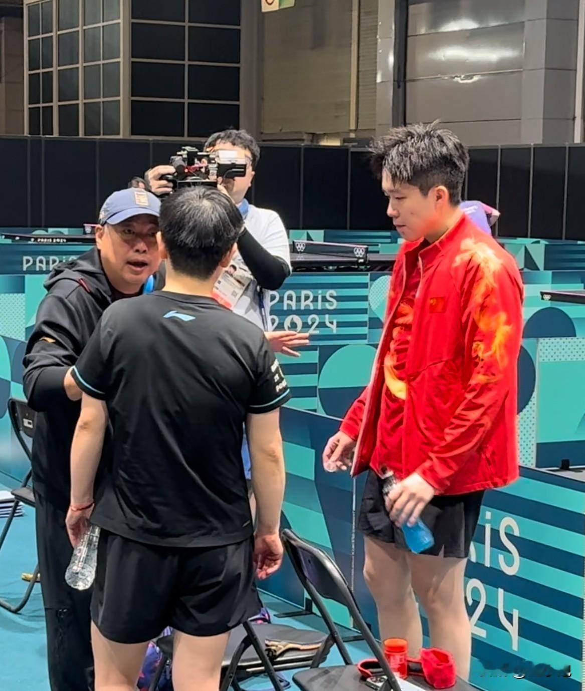 莎头组合每一场的硬战，都少不了刘国梁在一旁的指导和点赞！今晚注定又是一场持久战！