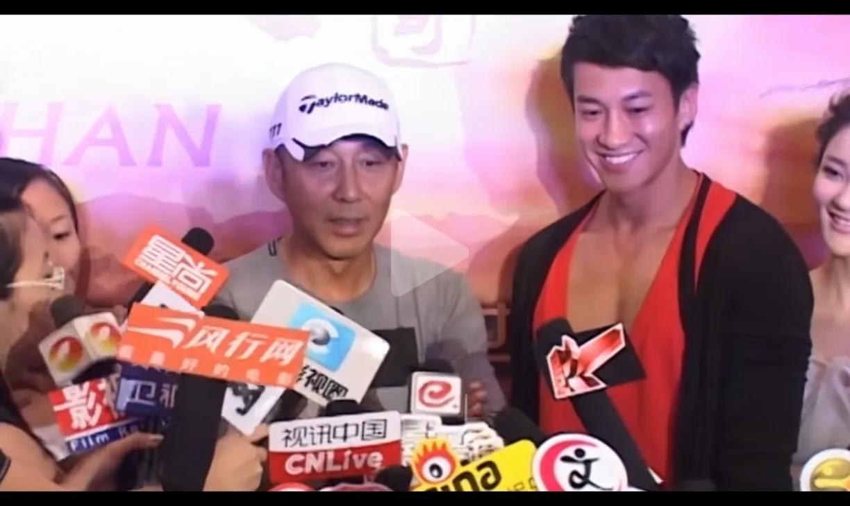 何润东长得高大帅气阳光，年纪越大越帅气。
50岁了，依旧是满满的少年感。