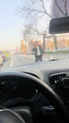 人长得不咋地还爱折腾，这可就是你的不对了。
网友开车时发生了小刮擦，照理说各回各