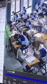 “泪目！”近日，贵州六盘水一高中老师上课时，突感身体不适，她怕吓到学生强撑着往外