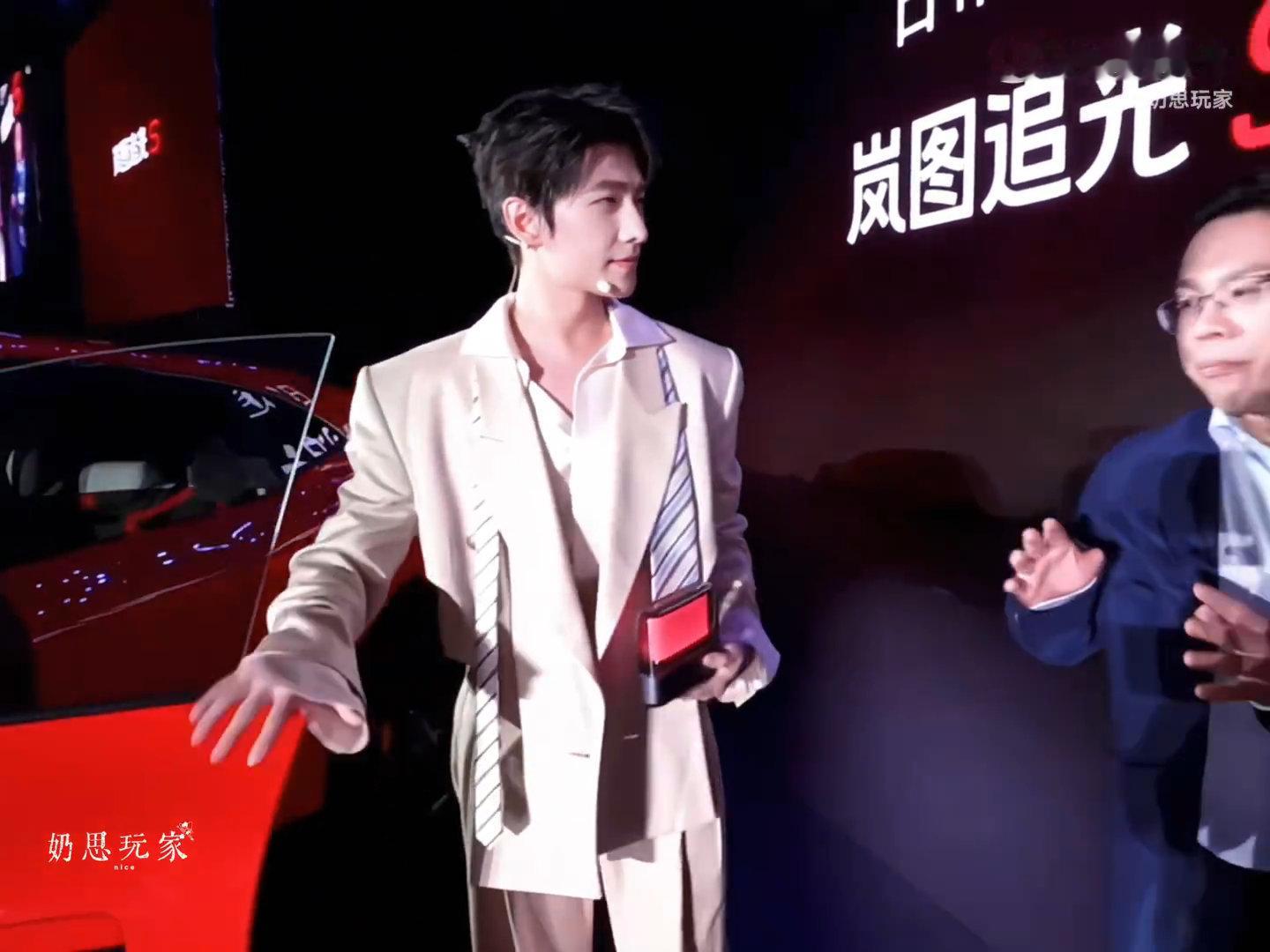 杨洋这个驾驶座视角杨洋驾驶座视角谁懂杨洋这个驾驶座视角！透过车窗氛围感直接拉满，