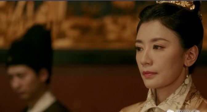1464年，17岁的明宪宗轻轻地解开34岁万贵妃的衣衫，他看到万贵妃细白软嫩的肌