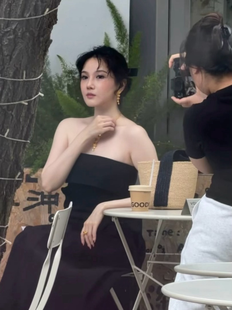 偶遇陈小纭拍摄陈小纭拍摄生图状态户外片场偶遇陈小纭，生图没有滤镜加持依旧耐看，灵