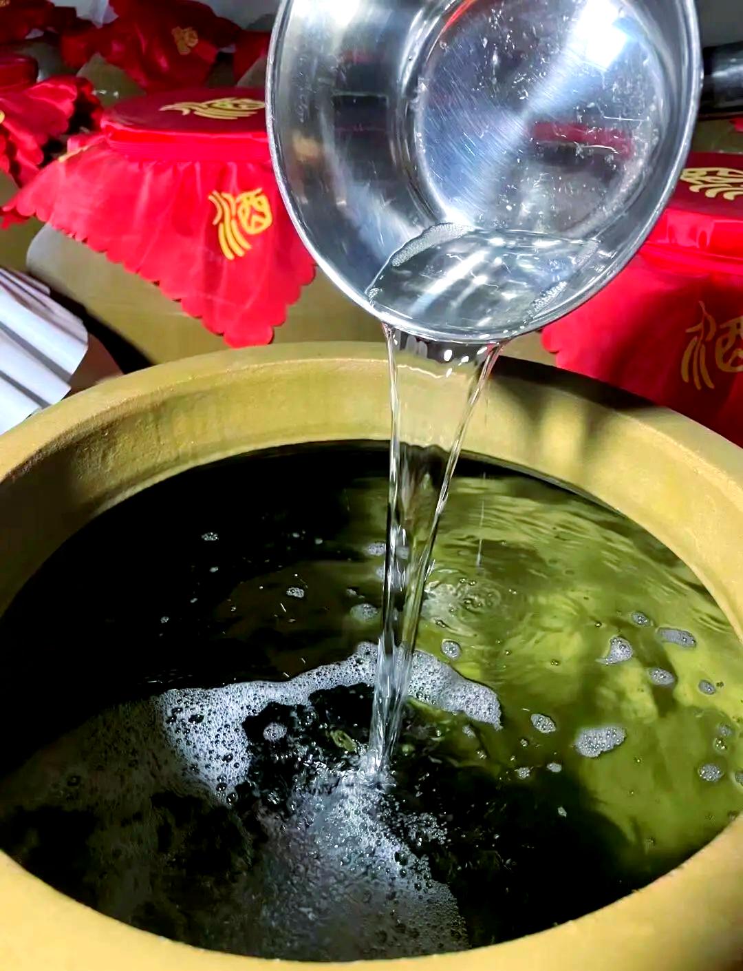 3块钱喝二两白酒，如今的年轻人开始打散酒了！

看着接地气，其实是消费越来越清醒