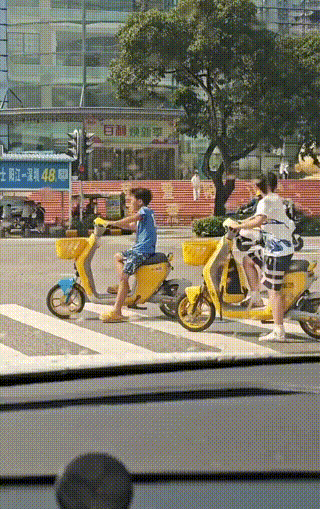 这就是等信号灯时停车不能太靠前的原因，不知道什么时候就会冒出来这样的小孩子骑电动