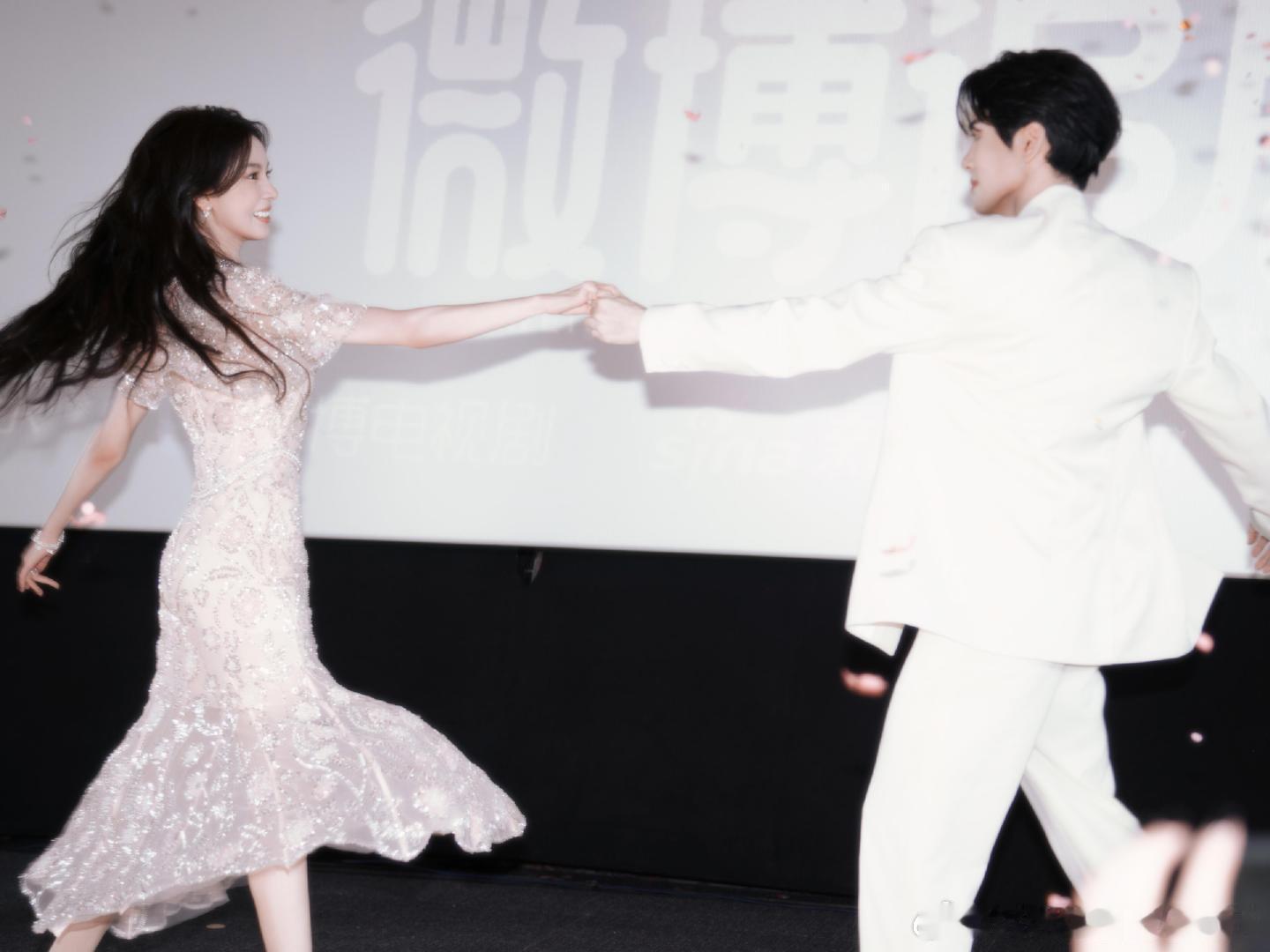 曾舜晞陈瑶合唱情人 曾舜晞陈瑶合唱 现场互动氛围感拉满，曾舜晞主动走到陈瑶身边，
