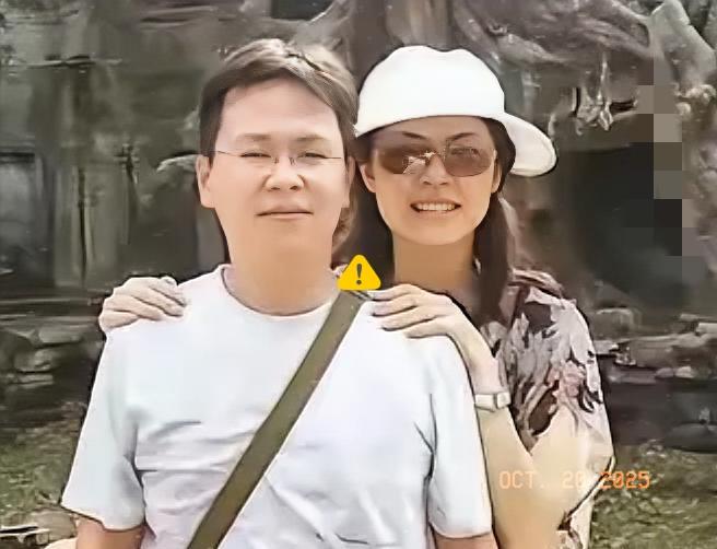 郑丽文的老公叫骆武昌。
骆武昌和郑丽文是台湾大学的校友，两人在校园时代就相恋，经