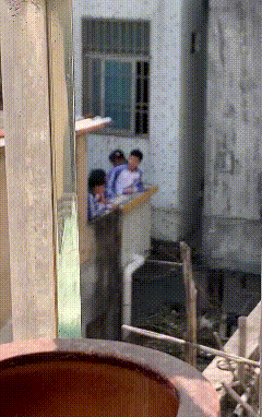 隔着屏幕属实意外，两个年纪不大的孩子，当着同伴的面，女孩主动凑上去亲吻男孩，这一