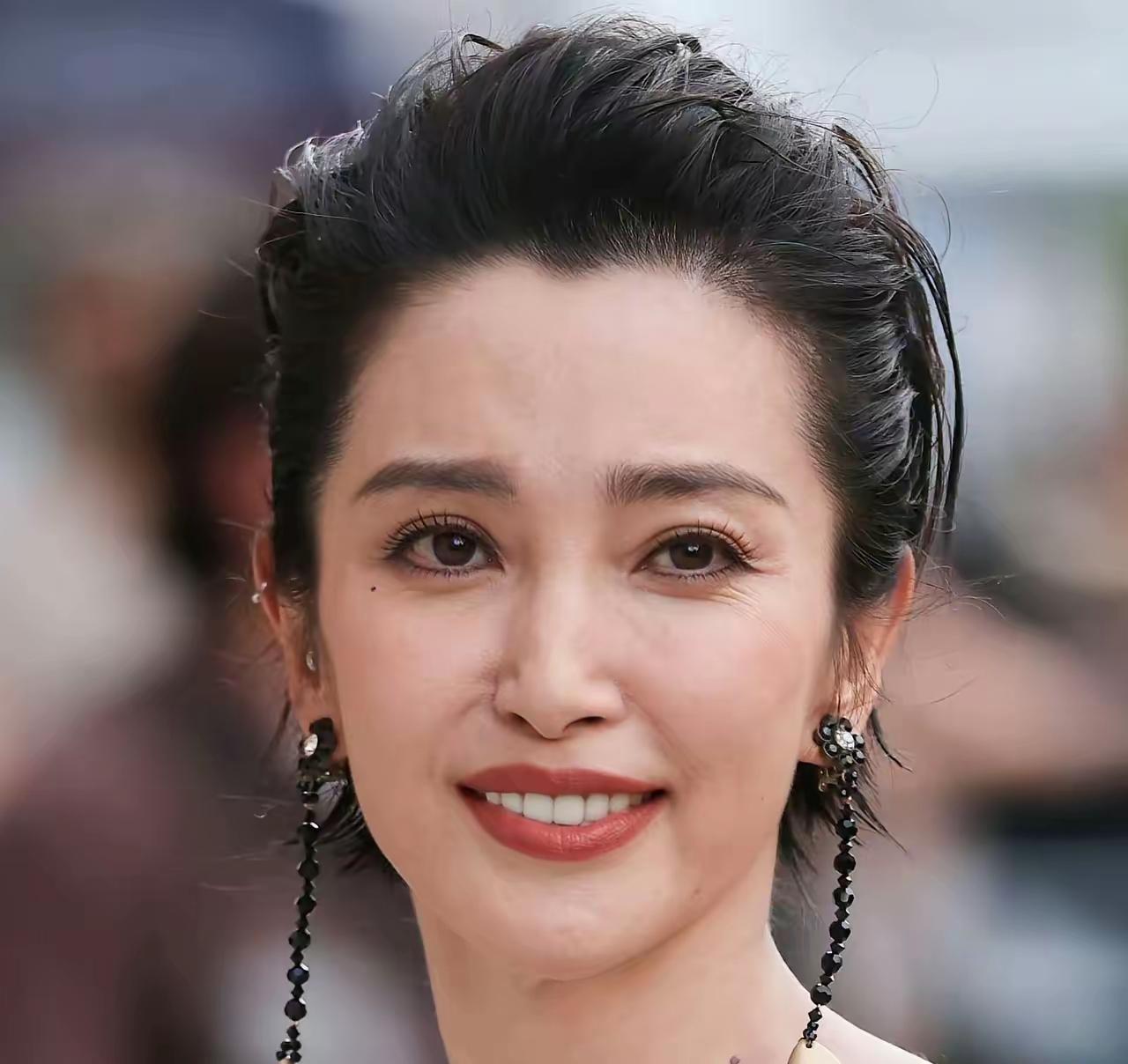 优雅气质，黑发红唇，闪耀耳环，完美妆容，女神范儿十足！