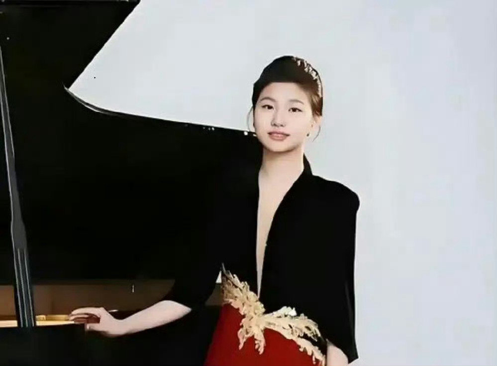 毛主席的曾孙女毛甜懿，不仅是北京顶级中学101高中的学生，还是位天才钢琴少女[点