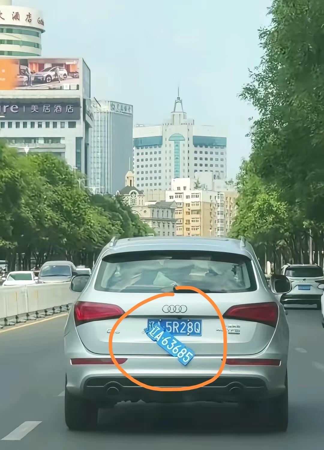 这位车主，肯定不是一般人，明目张胆的挑战帽子叔叔，不知道车主现在是否“安好”。