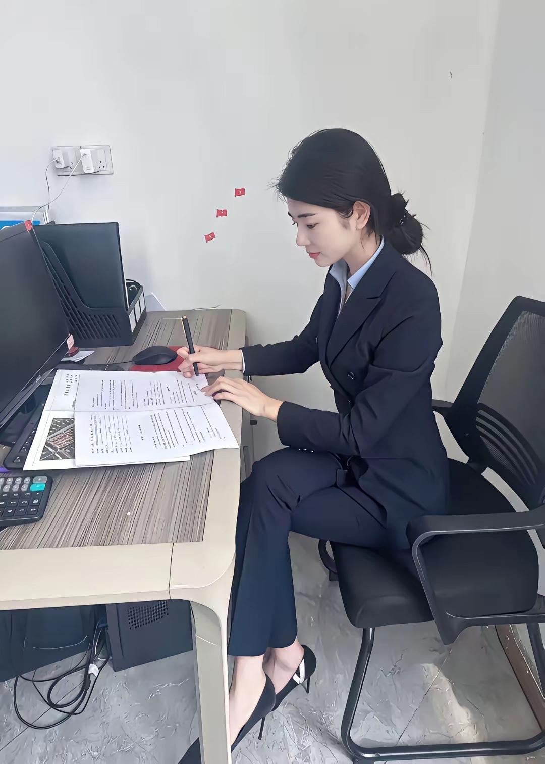 从年纪来看，这位女士在体制内属于什么级别领导