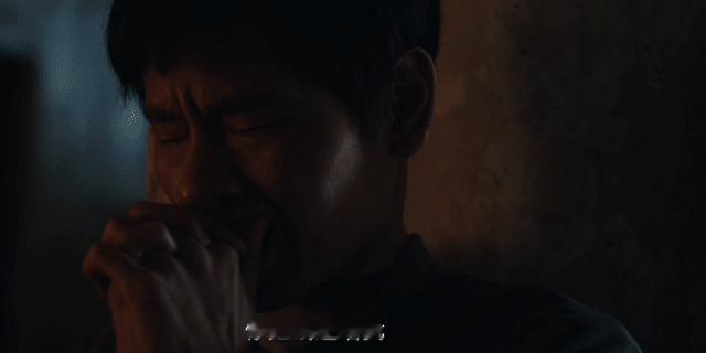 《风中的火焰》深刻描绘了困境中女性的坚韧成长。梅苇，从梦想少女蜕变为沧桑“战士”