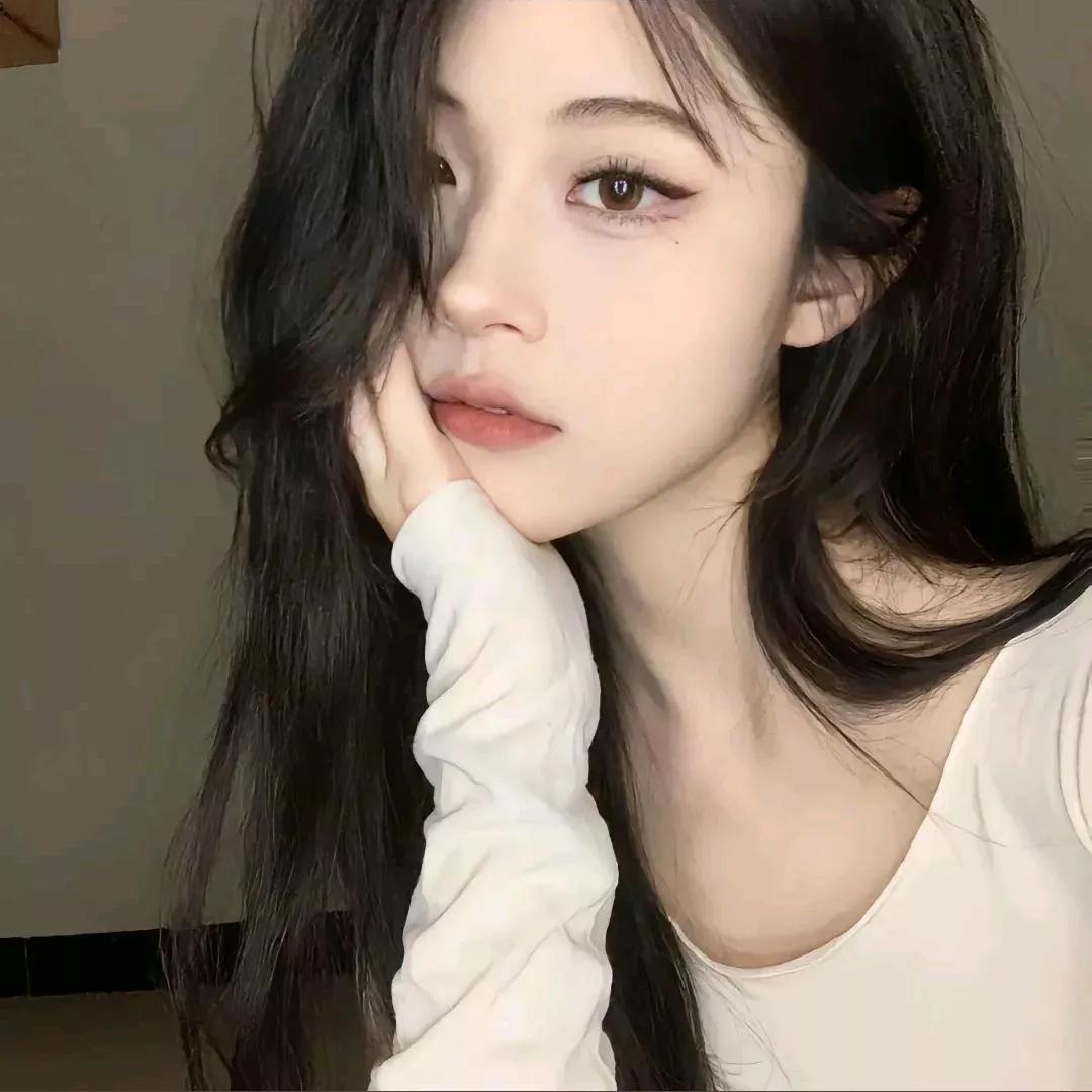 沉思中的少女，温柔的发丝轻轻勾勒出她的柔美。