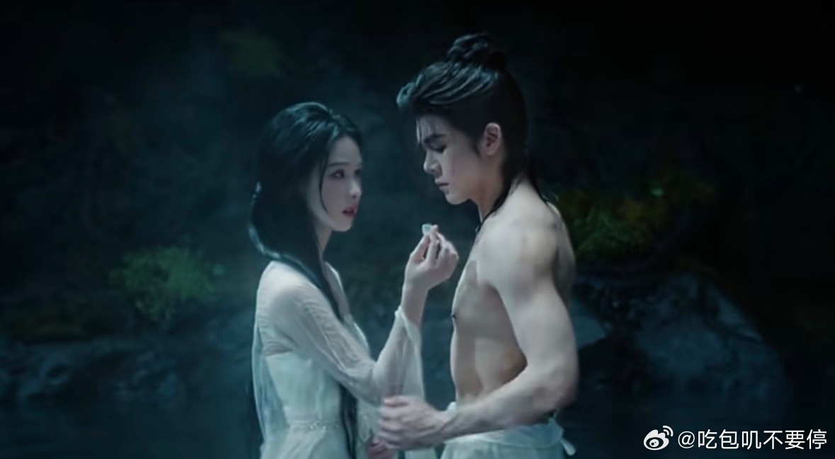 月鳞绮纪定档月鳞绮纪4.1定档，加上鞠婧祎被实名举报偷税漏税，感觉临时撤档也有可