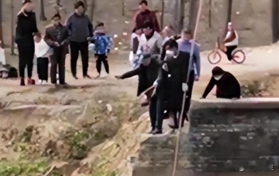 2022年，27岁河南小伙跳河救人，在体力耗尽时，他给被救女子说了句遗言：“我家