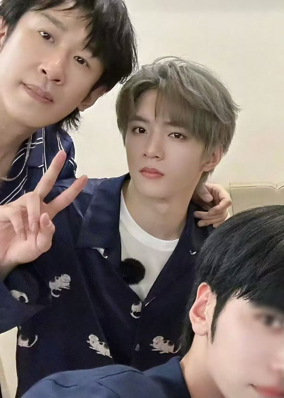 宇宙闪烁请注意的第一张合照来啦，晓明哥晒的，全员帅气满分同框，期待住你们接下来的