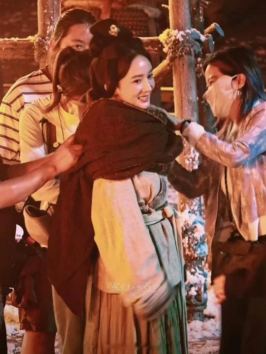 杨幂被马屁拍了幂姐你别给我萌鼠！怎么被马屁拍了哈哈哈！杨幂被马吓了一跳还被路过顶