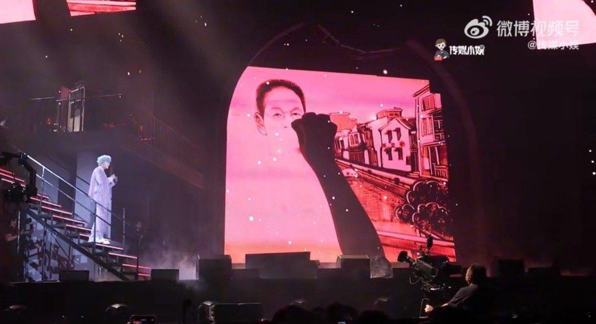 张星特演唱会特别嘉宾是爷爷“我知道你一直没离开”，张星特一开口就破防了。从Liv