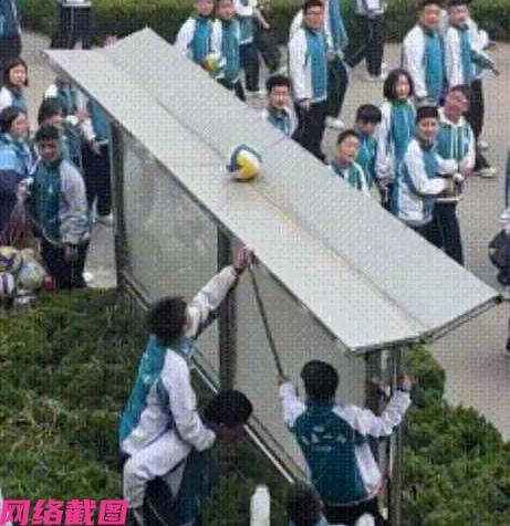 山东菏泽有学校课间休息时，几名男生玩排球却把排球拍到落在操场一旁的公告栏顶棚上，