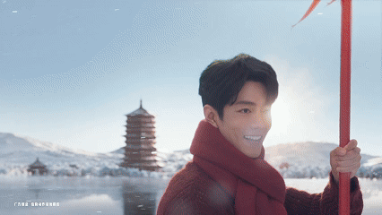 肖战有自己的冰嬉名场面 冰场上，一抹中国红格外耀眼。肖战手持鱼灯，在冰面从容滑行