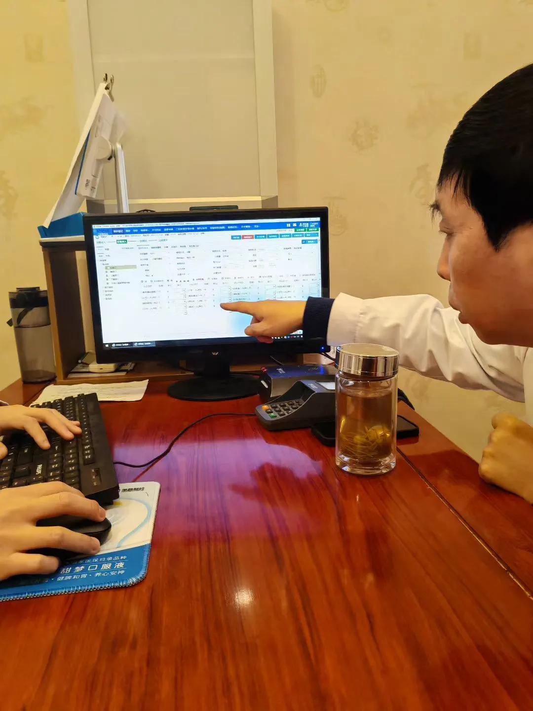 河北省中医院的田军彪教授简直太神了。他聚精会神地为患者诊治，让人特别安心。
田教