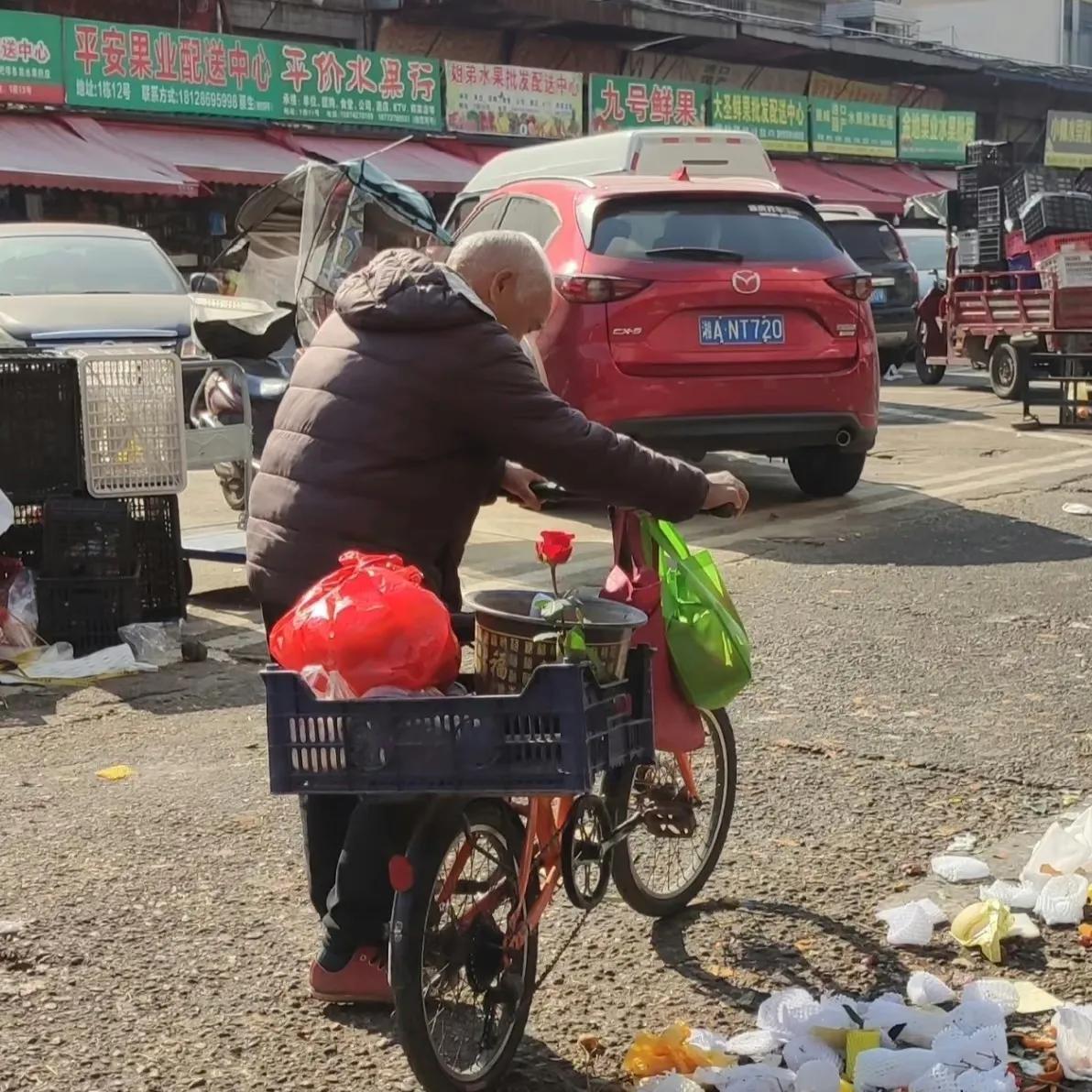 
不是老人变浪漫，是浪漫的人变老了
分享爱情💑故事